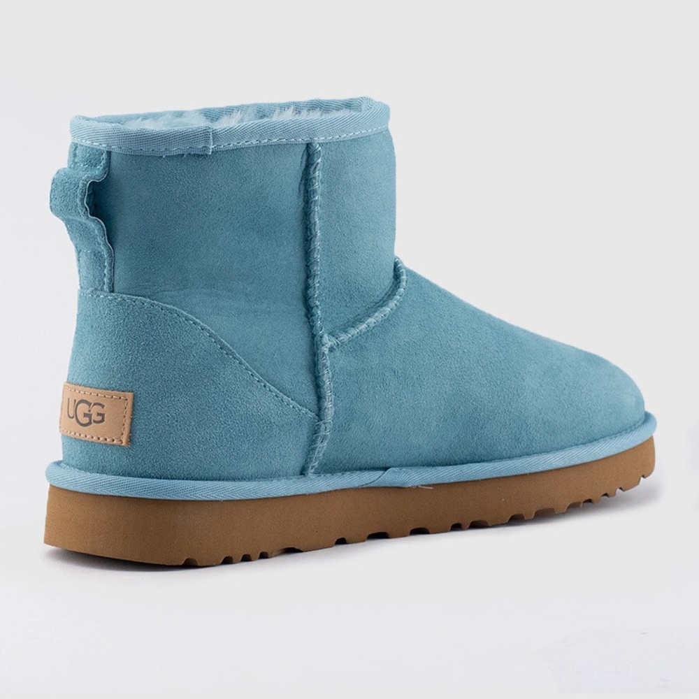 ISO mini teal/succulent/Tiffany blue/navy Uggs.